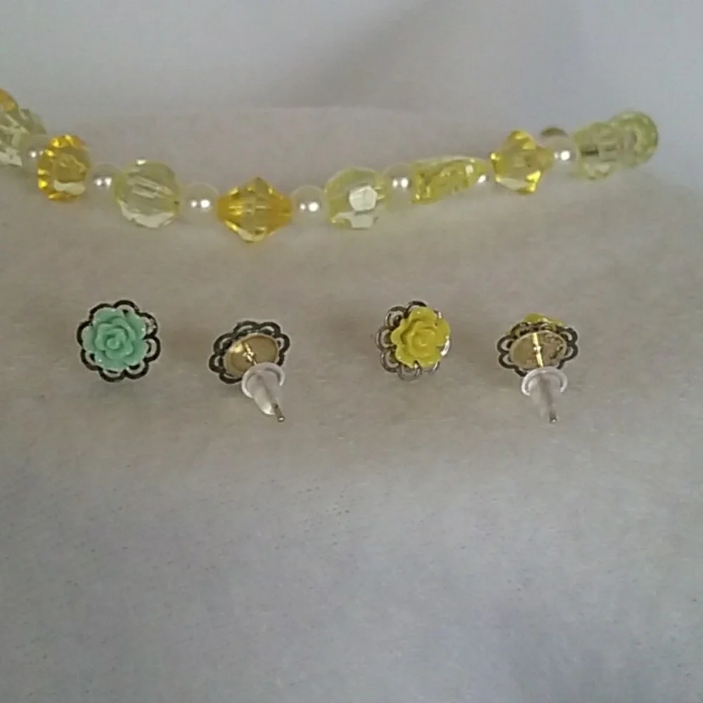Girls 2 pair of floral green & yellow stud earrings
